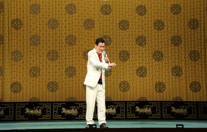 常露表演《 钓金龟》 肺癌康复12年的李胜叶(中)表演《沙家浜》智斗